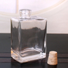 300毫升的平坦方形玻璃饮料瓶与软木